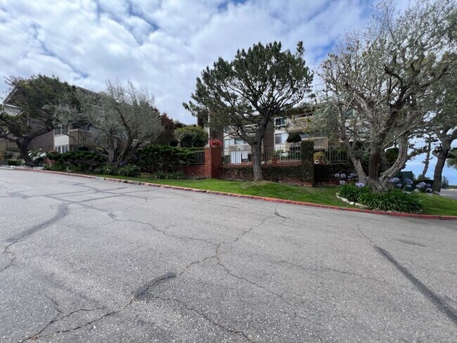 Building Photo - 6526 Ocean Crest Dr
