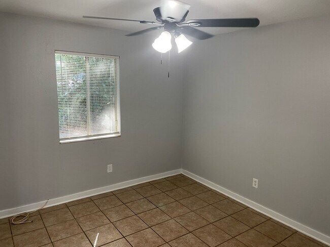 Building Photo - 215 Lovelace Dr