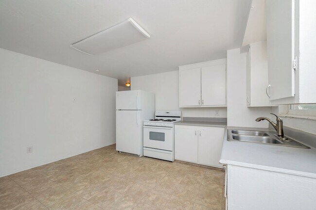Building Photo - West Jordan Duplex w carport AVAILABLE NOW!!