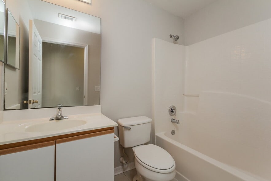 Building Photo - 12814 Lake Vista Dr