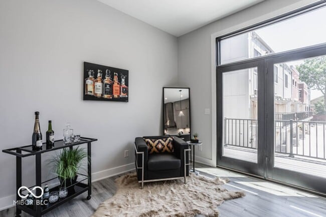 Building Photo - Beautiful townhome located off 16th and College. Pets allowed for an additional $1,000 non refund...