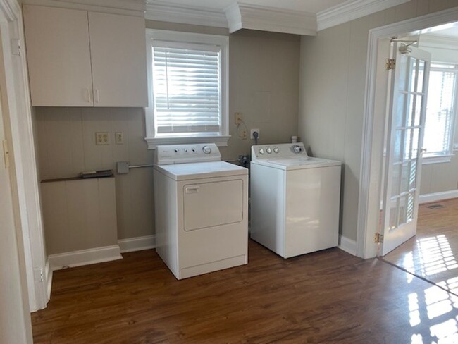 Building Photo - Ready for new tenants June 2025! Downtown ...
