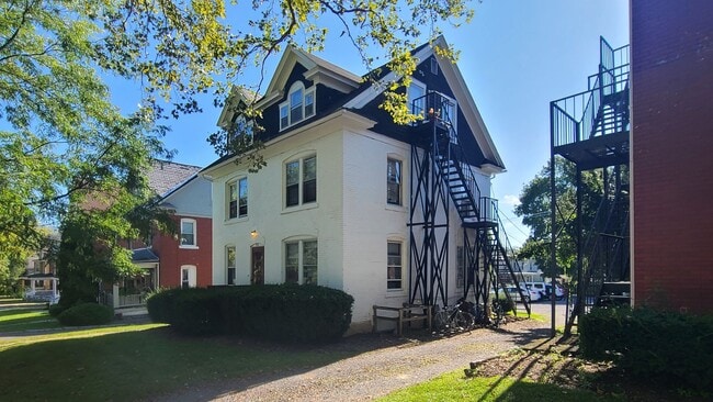 Building Photo - 712 W College Ave