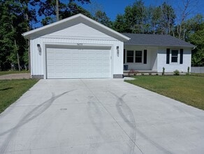 Building Photo - AVAILABLE NOW! 3 bed 2 bath Single Family home in Norton Shores!