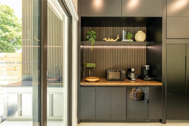 Building Photo - 8850 NE 8th Ct