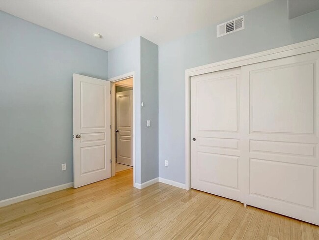 Building Photo - UPGRADED HOME IN HIGHLY CENTRAL SETTING. R...