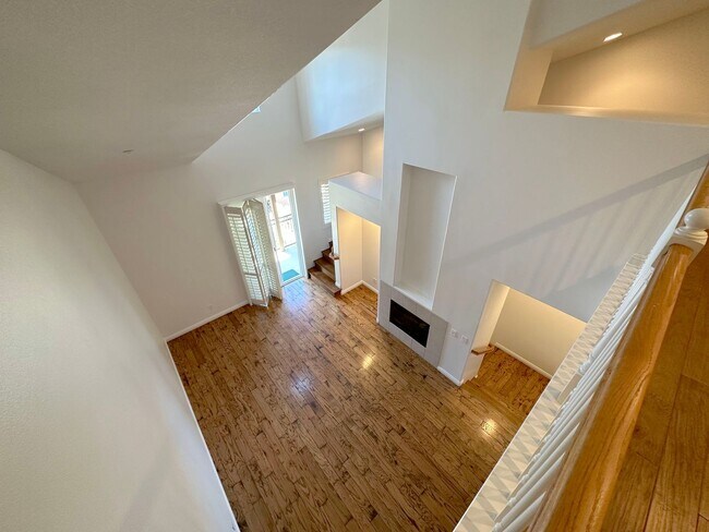 Building Photo - 2 BEDROOM 2.5 BATHROOM WITH LOFT HOME IN HIGHLY DESIRED BERKSHIRE TRACK