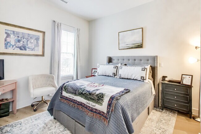 Building Photo - Luxury Living Awaits!