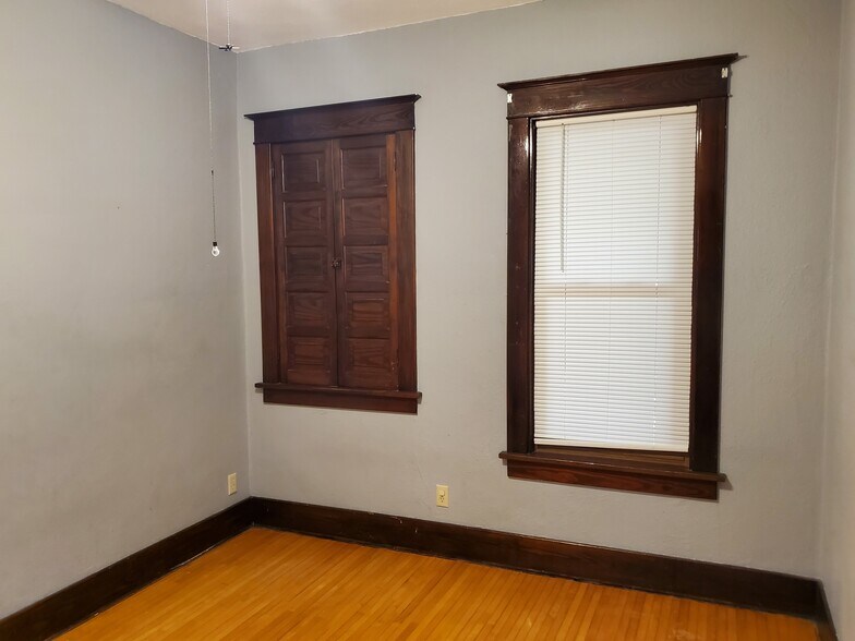 Building Photo - 502 E 1st St S