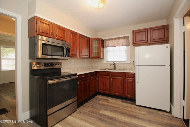 Building Photo - 2421 Lindbergh Dr