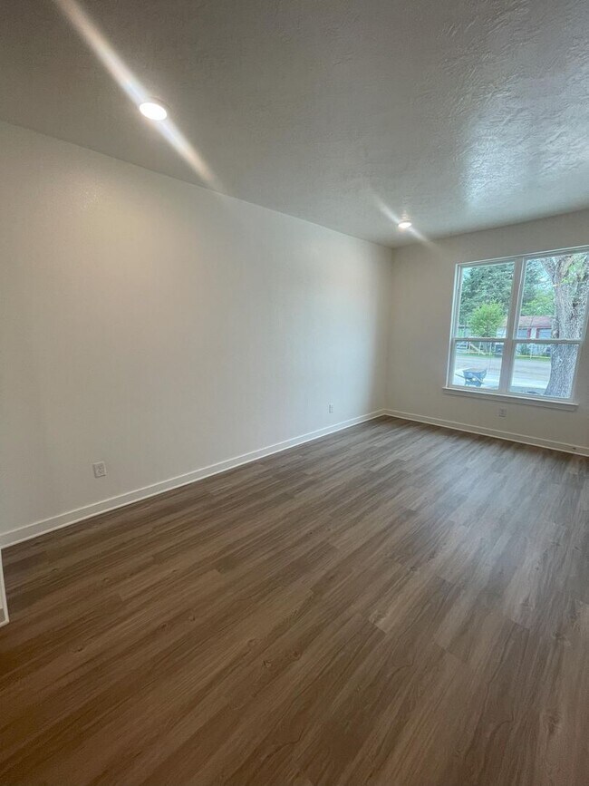 Building Photo - 1612 W 5th St