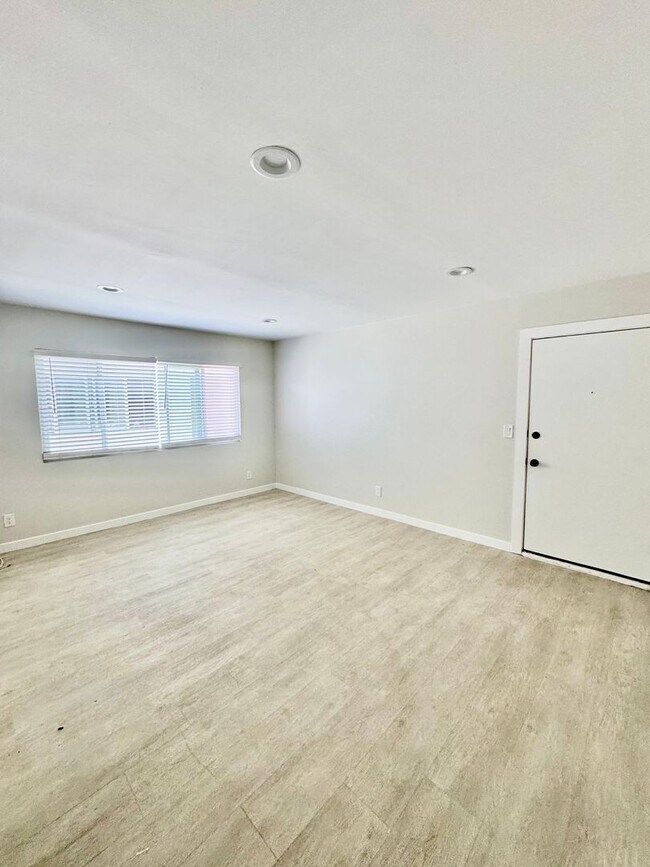 Interior Photo - 1549 W 224th St