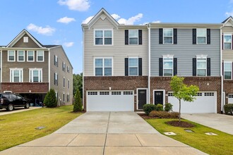 Building Photo - **End Unit 4/3.5 Townhome in Great Durham Location**