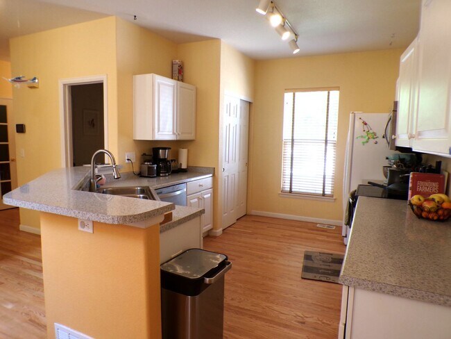 Building Photo - Cozy Hidden Gem in the Heart of Lakewood! ...