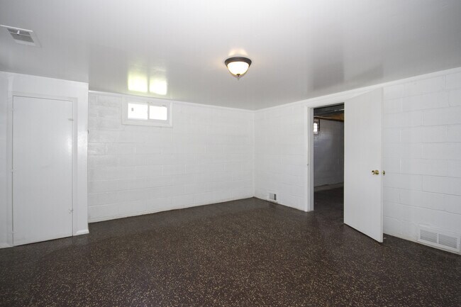 Building Photo - Welcome to this lovely 3bd 1.5bth home!