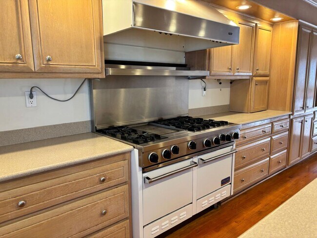 Building Photo - Welcome to this stunning 2 bedroom 2.5 bat...