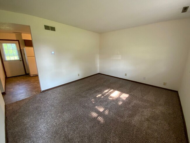 Building Photo - 560 NE Park Ln