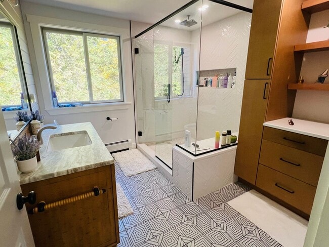 Building Photo - Winter vacation rental in Quechee