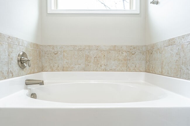 Building Photo - 135 Almond Dr