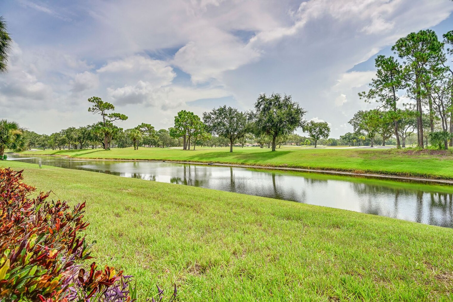 Building Photo - 7452 W Country Club Dr N