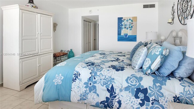 Building Photo - 5601 Collins Ave