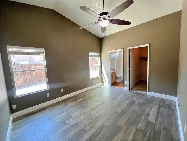 Building Photo - 308 Lake Valley Dr