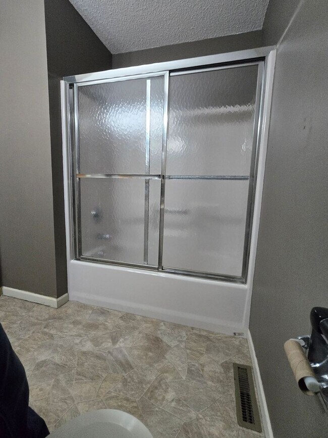 Building Photo - Spacious 3 Bedroom 2 Bath Home