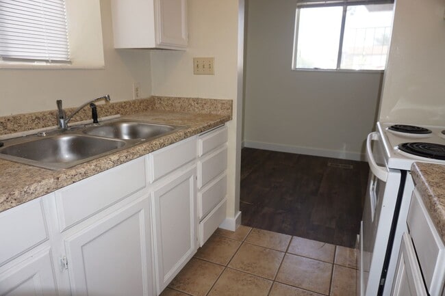 Building Photo - 8287 Ivy Dr