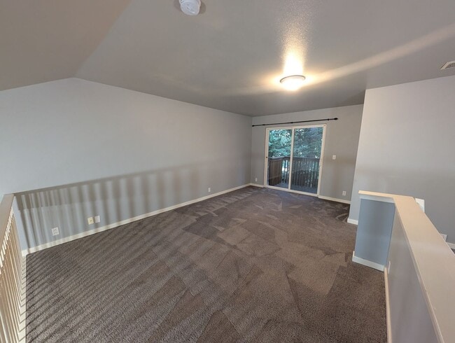 Building Photo - Large 3 Bedroom Corner Unit in The Heart of Gig Harbor! Available Now!