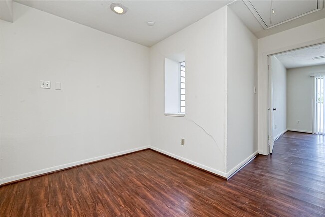 Building Photo - 10725 Boardwalk St