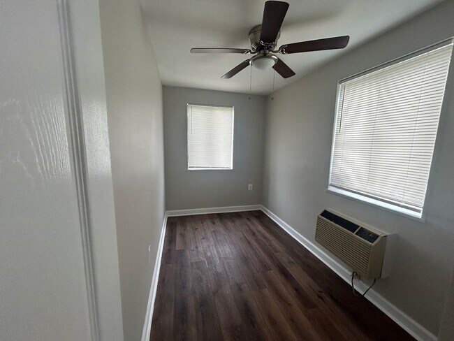 Building Photo - Affordable 2-Bedroom Apartment in Southwes...