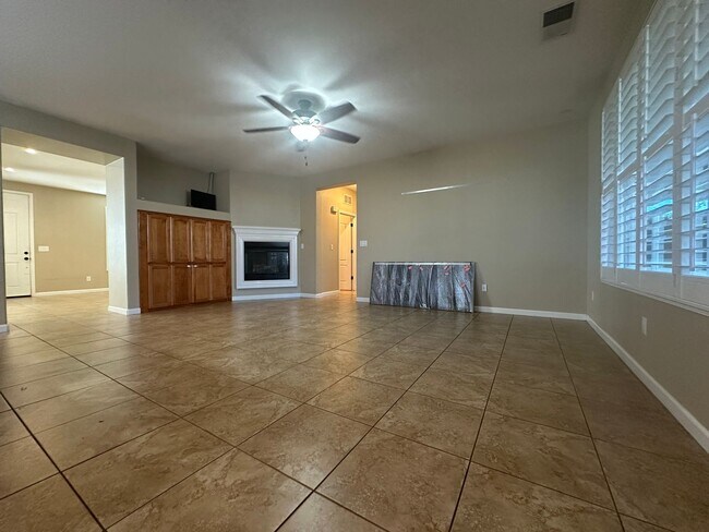 Building Photo - Gorgeous 4 Bedroom with Backyard Oasis wit...
