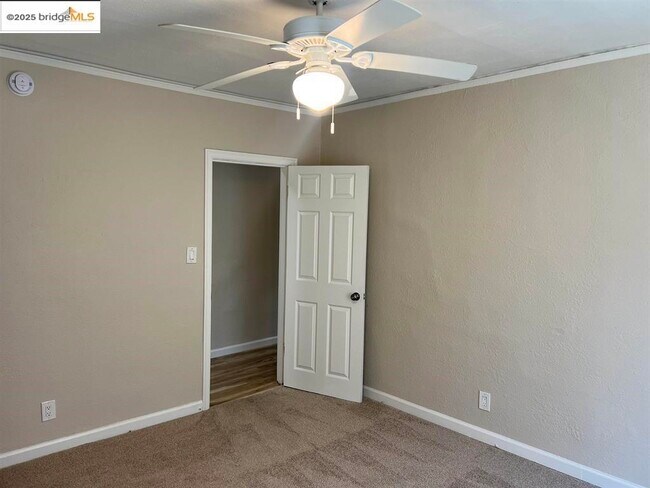 Building Photo - 449 E 9th St