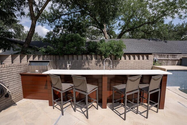 Building Photo - 3305 Laurel Cir