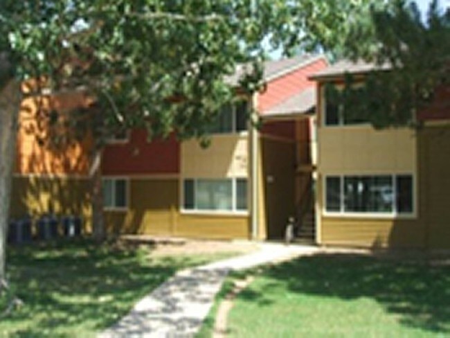 Lush, green landscaping - San Juan del Centro Apartments