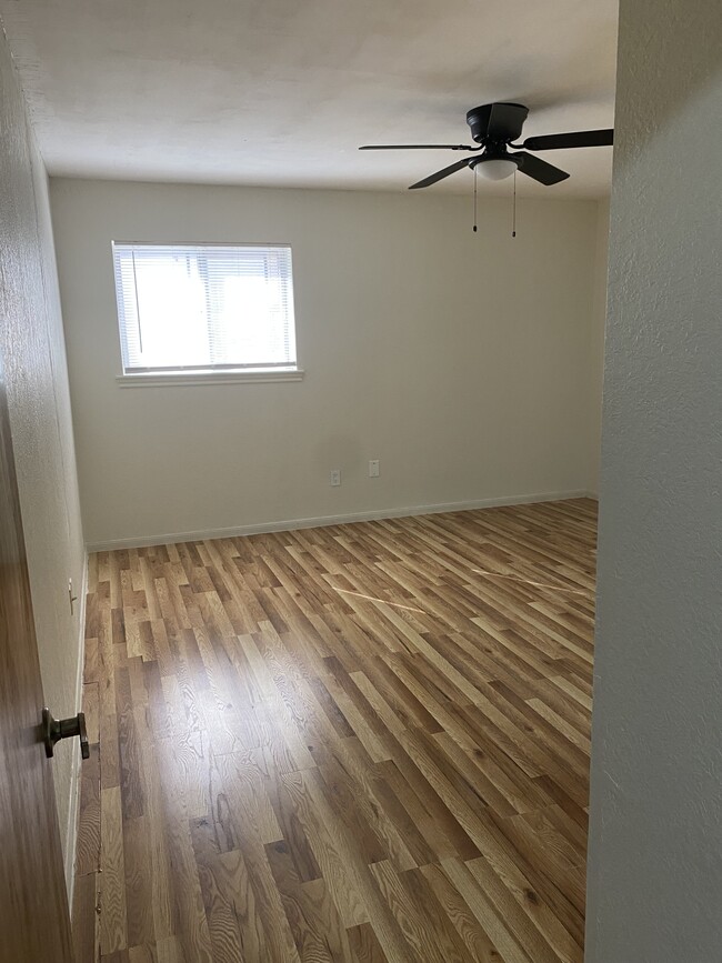 Building Photo - 815 S Roy Reynolds Dr