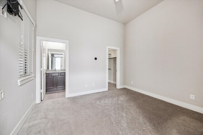 Building Photo - 938 W 22nd St