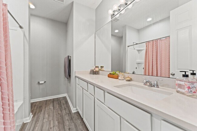 Building Photo - Serenity in Green Cove Springs!