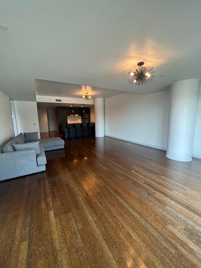 Building Photo - 6250 Hollywood Blvd