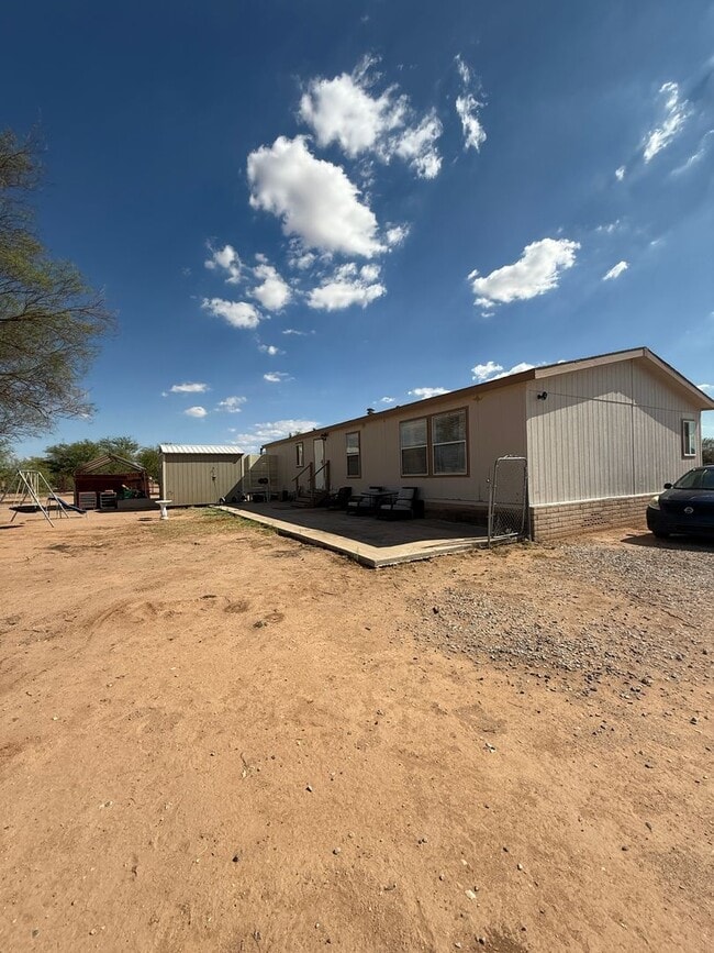 Building Photo - Charming 3-bedroom, 2-bathroom manufacture...