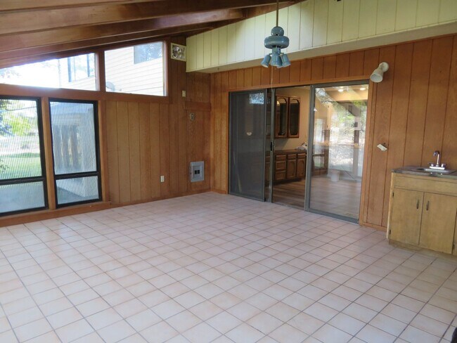 Building Photo - Huge Tri-Level Duplex