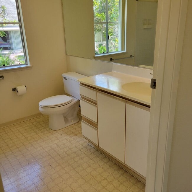 Building Photo - Northpointe Townhouse - 2 bedrooms, 2 baths, 2 parkings