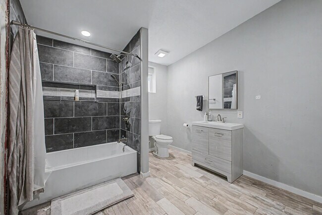 Building Photo - 2025 E Howe Ave