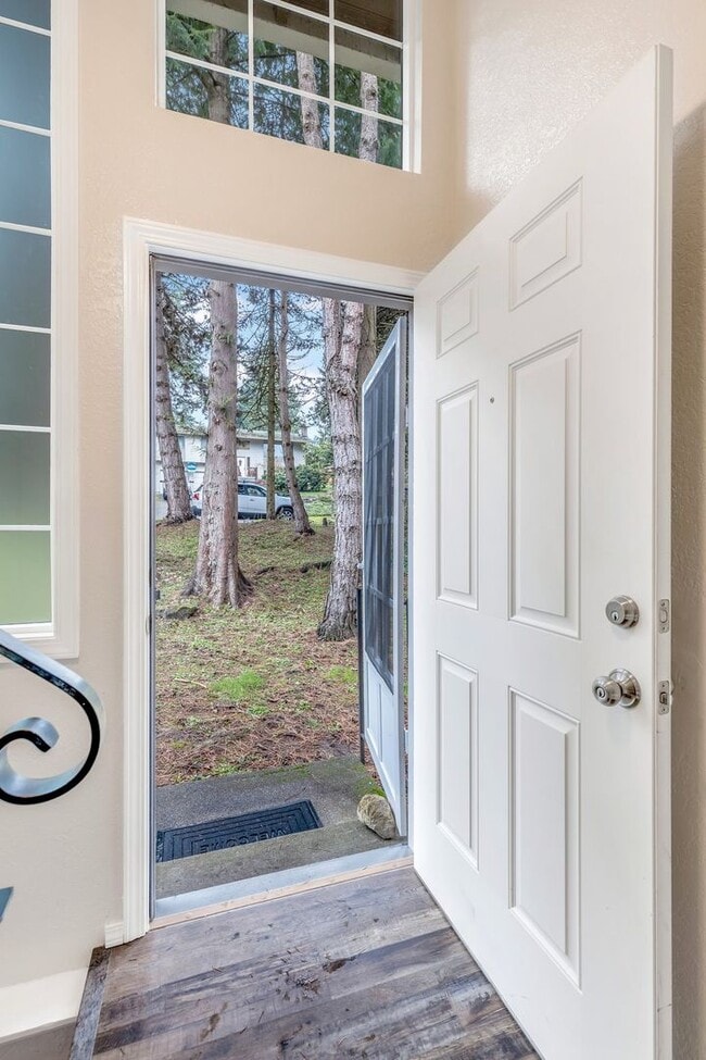 Building Photo - Spacious Townhome Duplex with Large fenced...