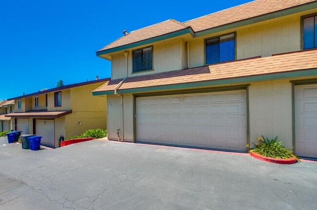 Building Photo - Downtown Vista Townhome, Available Now!