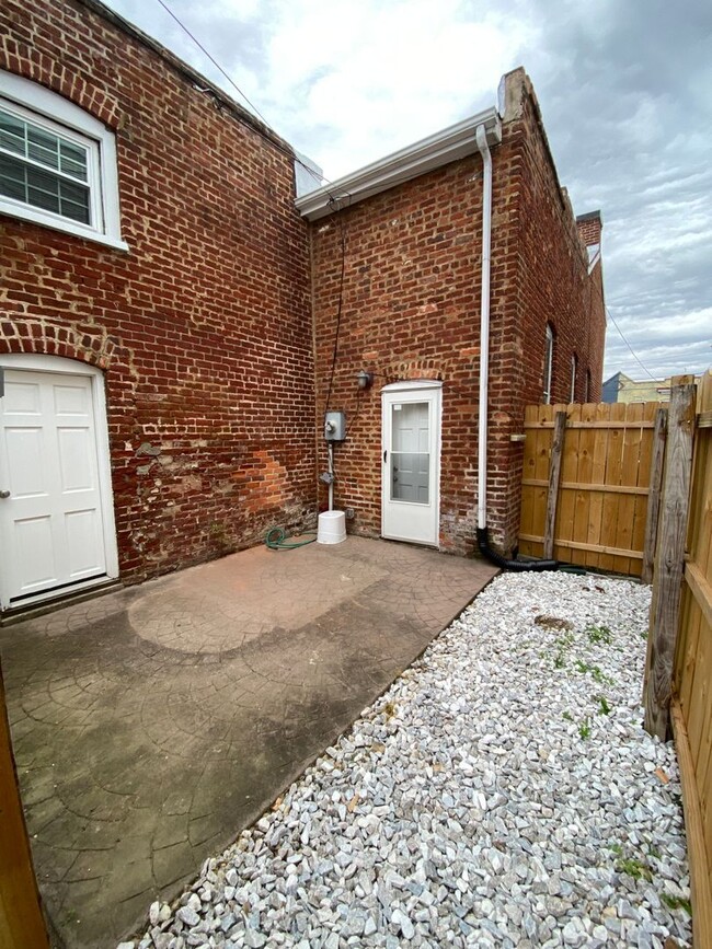 Building Photo - 729 Catherine St
