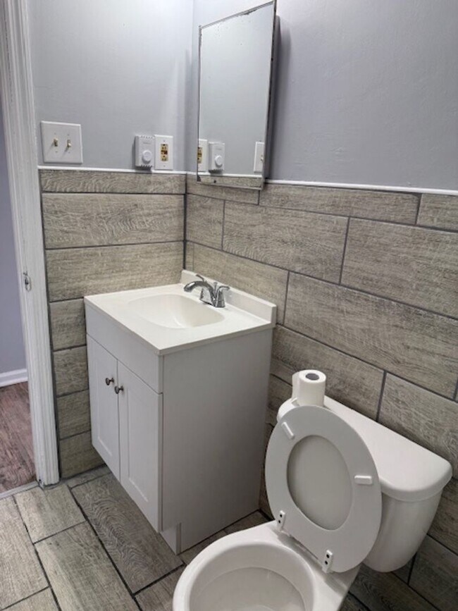 Building Photo - Spacious 2-Bedroom, 1-Bath Unit in Central Norfolk