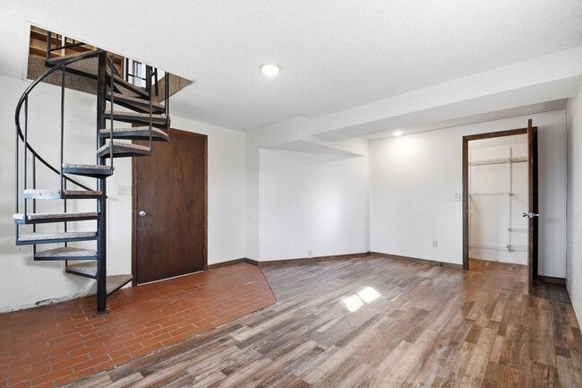 Building Photo - Newly Remodeled Duplex in Grove | Immediate Move In