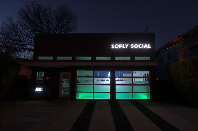 Building Photo - 2413 E 9th St