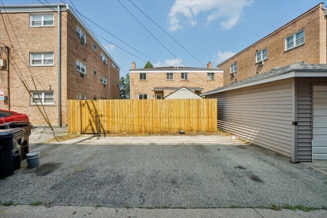 Building Photo - 9115 Gross Point Rd